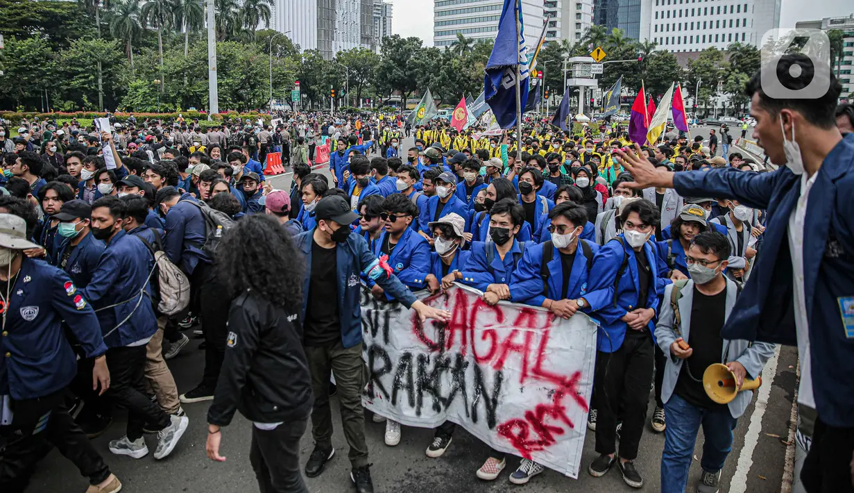 <p>Sejumlah mahasiswa yang tergabung dalam Aliansi Mahasiswa Indonsia (AMI) menggelar aksi demonstrasi di Patung Kuda, Jakarta Kamis (21/4/2022). Mereka juga menolak menuntut tolak wacana perpanjangan masa jabatan presiden. (Liputan6.com/Faizal Fanani)</p>