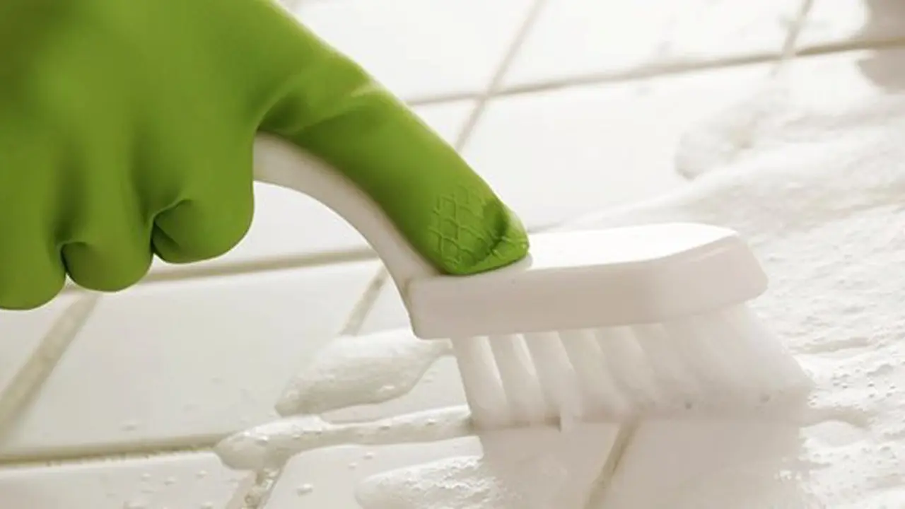 Lantai bersih bikin betah di rumah/copyright: thinkstockphotos.com