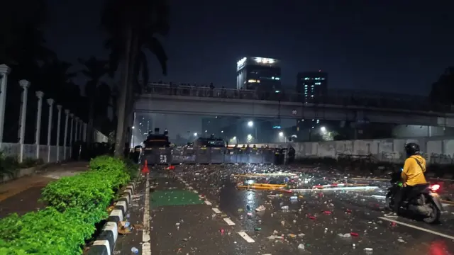 Ricuh Depan DPR, Polisi Halau Massa Pakai Gas Air Mata dan Sejumlah Orang Ditangkap