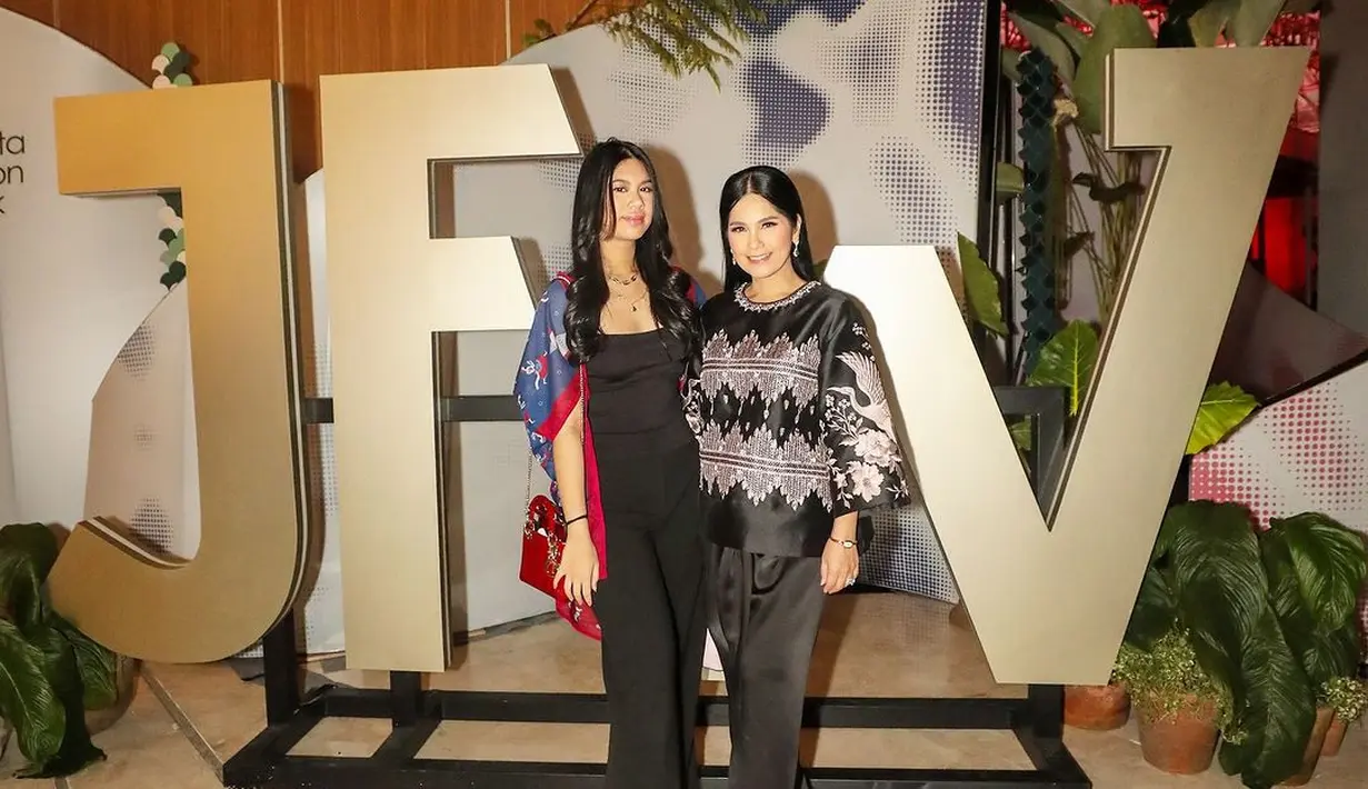 Kali ini, Annisa memadukan blus etnik bordir warna hitamnya dengan tas Fendi Mini Mon Tresor sekitar Rp30 juta-an. Sedangkan Almira melengkapi outer batik Sejauh Mata Memandangnya dengan tas Lady Dior bernuansa merah.  [@annisayudhoyono].