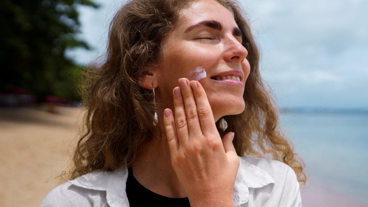 Sunscreen atau Sunblock? Kenali Bedanya agar Kulit Sehat di Bawah Terik Matahari