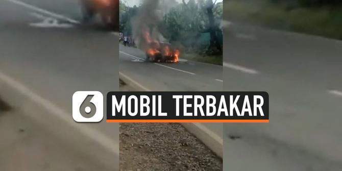 VIDEO: Sebuah Mobil Sedan Terbakar di Jalan Pati-Tayu