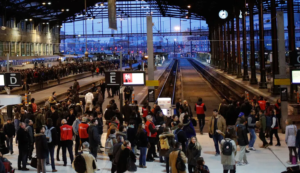 Penumpang menunggu kerete di Stasiun Gare de Lyon, Paris, Prancis, Selasa (3/4). Aksi mogok massal serikat pekerja membuat kekacauan di sektor transportasi. (AP Photo/Francois Mori)