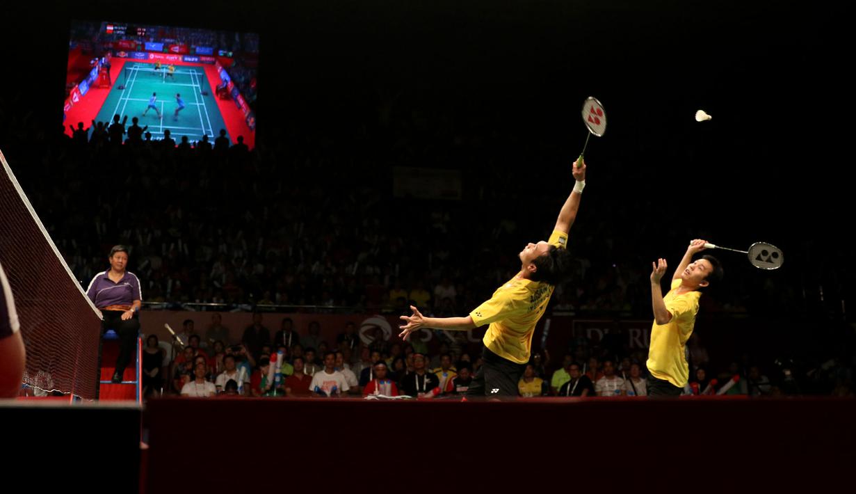 Mohammad Ahsan/Hendra Setiawan menang dua gim langsung atas Liu Xiaolong/Qiu Zihan dengan skor 21-17, 21-14. Minggu (16/8/2015). (Bola.com/Arief Bagus)