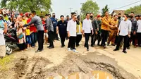 Presiden Jokowi mengunjungi Provinsi Lampung, Jumat (5/5/2023), untuk mengecek infrastruktur jalan yang rusak di daerah tersebut. (Twitter Jokowi)