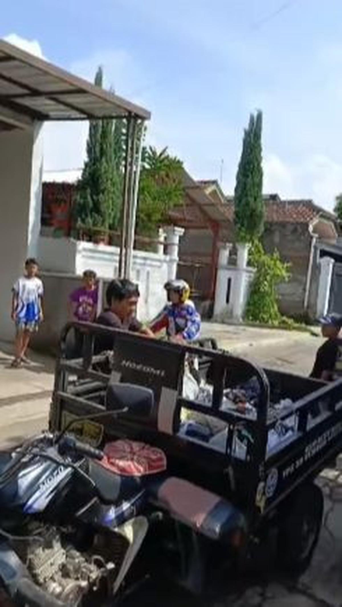 "Warga langsung mendatangi rumahnya dan memberikan sampah satu motor tuk-tuk sebagai sanksi sosial," demikian dikutip dari keterangan video. <br>