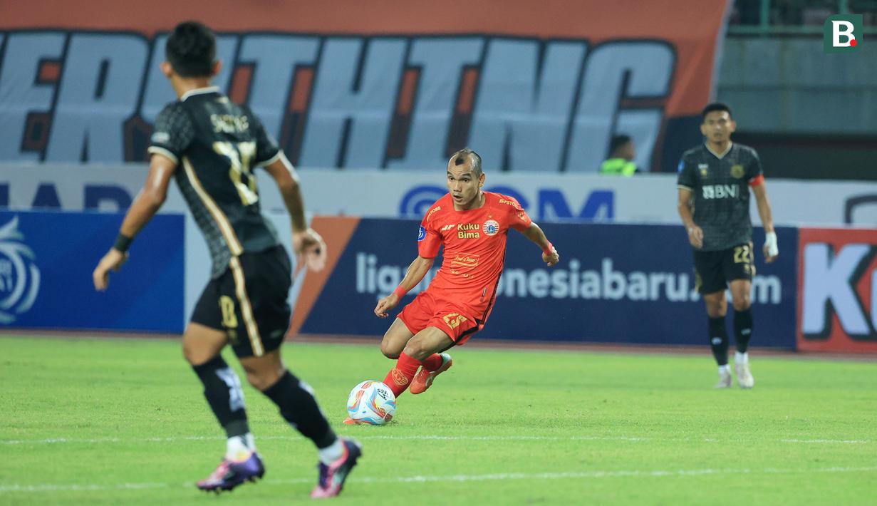 Pemain Persija Jakarta, Riko Simanjuntak berusaha melewati pemain Bhayangkara Presisi pada laga pekan ketiga BRI Liga 1 2023/2024 di Stadion Patriot Candrabhaga, Bekasi, Minggu (16/7/2023). Persija menang dengan skor 4-1. (Bola.com/M Iqbal Ichsan)
