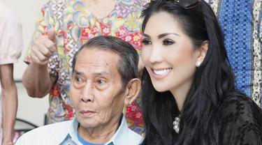 Junita Liesar Pentingnya Berbagi Kasih Dan Tawa Bersama Lansia Lifestyle Fimela Com Kemudian, junita juga membeberkan point klarifikasi kebohongan dan kenyataan dari laurens. junita liesar pentingnya berbagi kasih