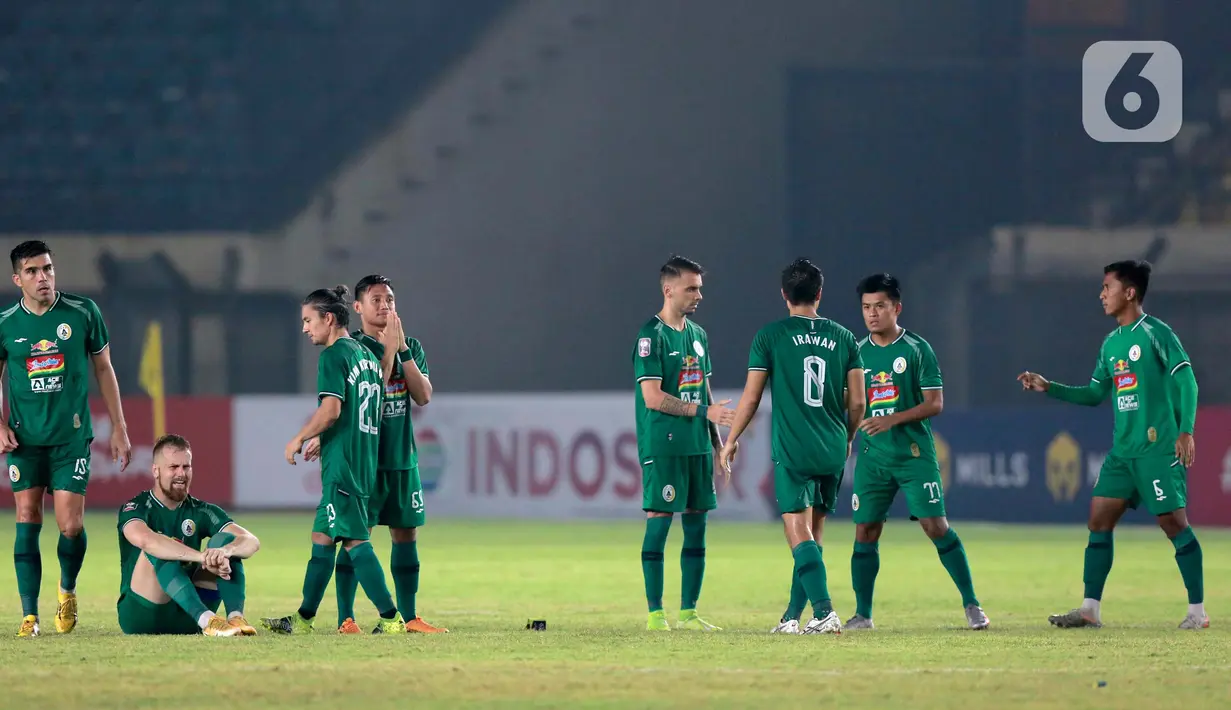 Ekspresi pemain PS Sleman saat babak adu penalti dalam pertandingan perempat final Piala Menpora 2021 melawan Bali United di Stadion Si Jalak Harupat, Bandung. Senin (12/4/2021). (Bola.com/Ikhwan Yanuar)