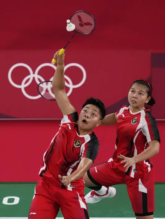 Ganda putri Indonesia Greysia Polii dan Apriyani Rahayu (depan) saat melawan Chow Mei Kuan dan Lee Meng Yean dari Malaysia pada pertandingan pertama Grup A bulu tangkis Olimpiade Tokyo 2020 di Musashino Forest Sport Plaza, Sabtu (24/7/2021). Greysia / Apriyani menang 21-17. (AP/Markus Schreiber)