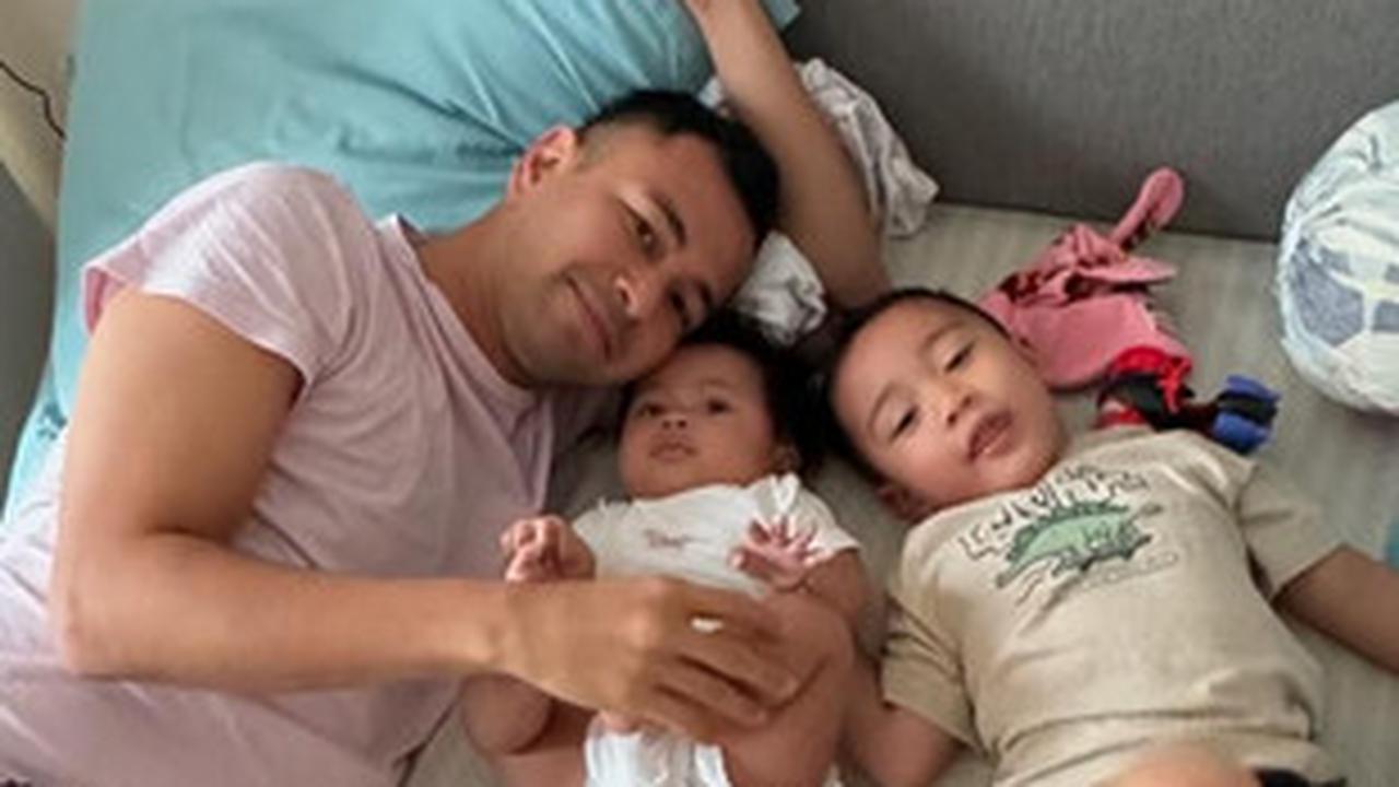 Potret Raffi Ahmad Tiduran Bareng Kedua Buah Hatinya, Tatapan Hangat Baby Lily ke Sang Ayah Jadi Sorotan