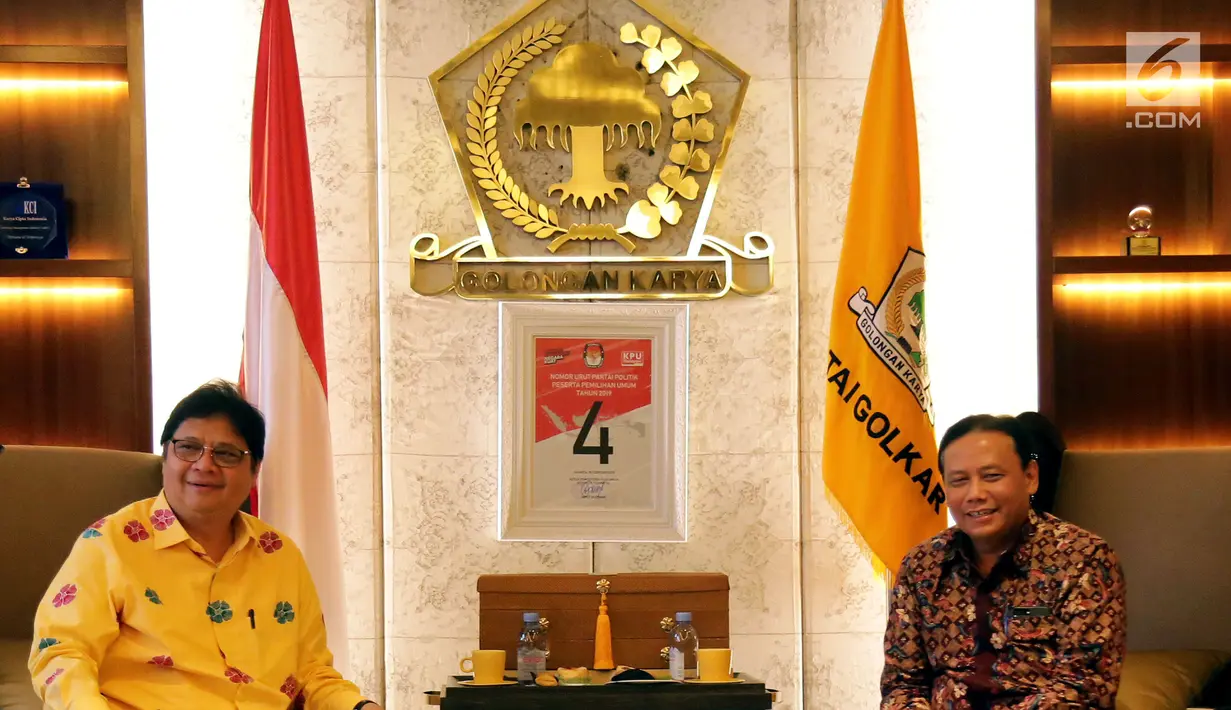 Ketua Partai Golkar Airlangga Hartarto berbincang dengan Ketua Bawaslu Abhan saat melakukan pertemuan di DPP Partai Golkar, Jakarta, Senin (2/7). Pertemuan membahas Sosialisasi Pengawasan Pencalonan Pileg dan Pilpres 2019. (Liputan6.com/Johan Tallo)