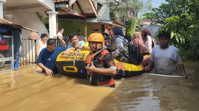 Badan Amil Zakat Nasional (BAZNAS) melalui tim BAZNAS Tanggap Bencana (BTB) bergerak cepat mengevakuasi warga terdampak banjir di Vila Pamulang, Tangerang Selatan, Banten.