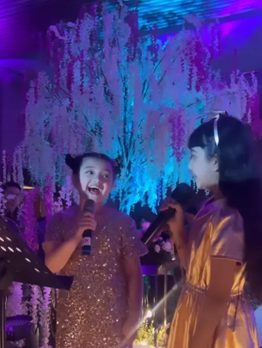 Arsy bernyanyi di sebuah acara pernikahan. [Foto: Instagram/queenarsy]