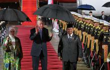 VIDEO: Tiba di Indonesia, Sapaan Hangat Erdogan ke Prabowo: Assalamualaikum, How Are You?
