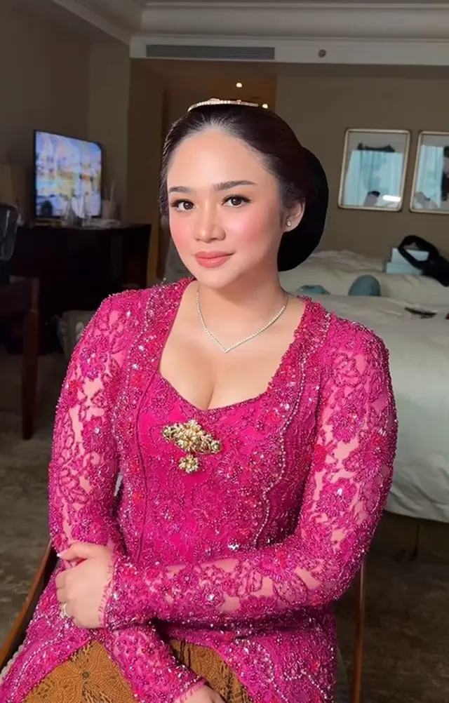 Sederet pesona cantik Tiara anak Mulan Jameela di pernikahan Al Ghazali, menawan memakai kebaya pink
