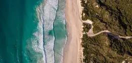 Hamparan laut biru jernih, garis pantai alami, dan lanskap dramatis menjadi pembuka perjalanan menuju hidden beaches yang belum banyak diketahui wisatawan. [Dok/Tourism Western Australia].