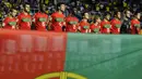 Para pemain Portugal berbaris menyanyikan lagu kebangsaan Portugal sebelum dimulainya laga menghadapi Kamerun dalam laga Piala Dunia U-20 2011 di Pascual Guerrero Stadium, Cali, Kolombia (2/8/2011). Bersama Serbia, Portugal menjadi negara Eropa dengan koleksi trofi Piala Dunia U-20 terbanyak yaitu sebanyak dua kali yang diraih pada dua edisi berturut-turut pada 1989 dan 1991. (AFP/Luis Robayo)