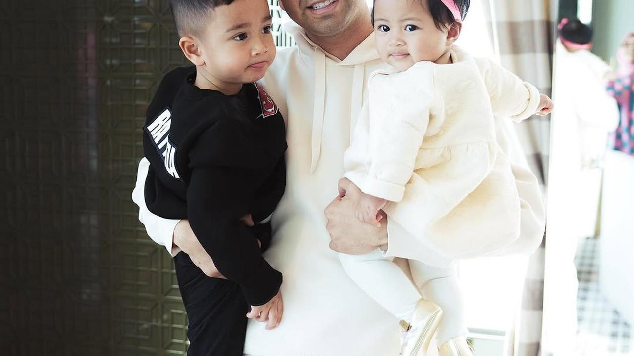 Potret Raffi Ahmad Gendong Rayyanza dan Lily Bersamaan, Terlihat Penuh Kasih Sayang