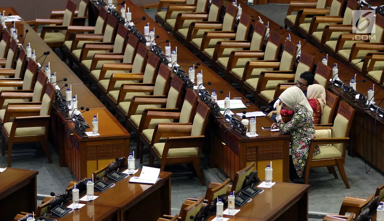 Tiga anggota DPR menghadiri sidang paripurna ke-9 Masa Persidangan I 2019-2020 di Kompleks Parlemen, Senayan, Selasa (17/9/2019). Rapat Paripurna tesebut membahas berbagai agenda dengan salah satunya mengesahkan revisi UU Nomor 30 Tahun 2002 Tentang KPK menjadi UU. (Liputan6.com/Johan Tallo)