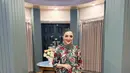 Ashanty juga melengkapi penampilannya dengan aksesori yang serasi. Ia memilih high heels berwarna merah yang senada dengan motif bunga pada dress, serta tas tangan kecil berwarna hijau gelap yang memberi kontras elegan pada keseluruhan tampilannya. [@ashanty_ash].