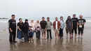 Jajaran pimpinan KLY bersama keluarga mengikuti prosesi tabur bunga untuk lima jurnalis dan tiga kru kapal Arupadhatu 1 di pantai dekat Dermaga Pegedongan, Banten, Jumat (18/9/2026). Prosesi tersebut menjadi bagian dari doa dan penghormatan bagi delapan orang yang hingga kini belum ditemukan setelah hilang kontak di perairan Selat Sunda. (KLY/Budy Santoso)