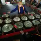 Sejumlah abdi dalem memainkan gamelan  sekaten di Bangsal Masjid Agung Kraton Surakarta, (21/12). Gamelan ini di bunyikan dan dapat di saksikan oleh masyrakat umum. (Boy Harjanto)