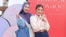 Anisa Rahma turut bahagia atas launching-nya brand fashion baru Sarwendah ini. Hadiri acara launching brand fashion sahabatnya, Anisa Rahma tampil simpel dan stylish dengan mengenakan gamis plisket dipadukan dengan kemeja denim dan jilbab pashmina. Mendukung penampilannya, Anisa pakai ikat pinggang dan tentang totebag denim selaras dengan bajunya. (Liputan6.com/IG/@anisarahma_12)