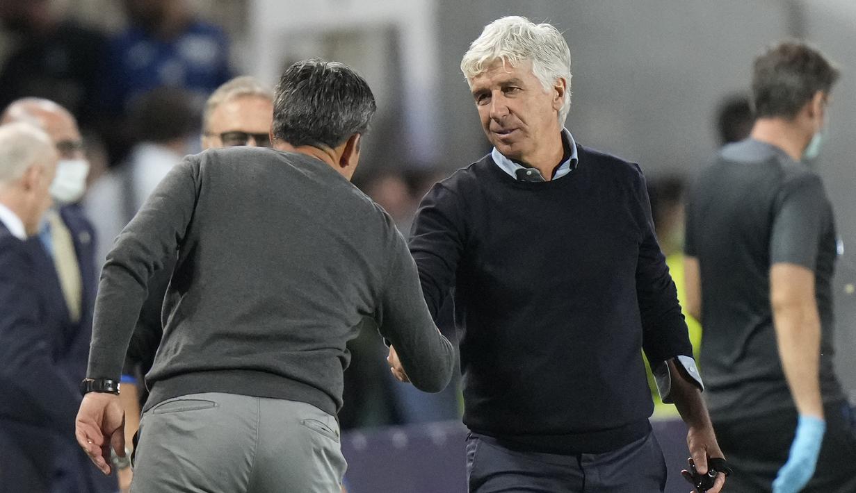 Gian Piero Gasperini. Pelatih asal Italia berusia 63 tahun ini kini menjalani musim keenamnya bersama Atalanta di Liga Italia. Sejak debut manajerialnya pada 2003, tercatat baru 5 klub yang dibesutnya hingga kini, yaitu Crotone, Genoa, Inter Milan, Palermo dan Atalanta. (AP/Luca Bruno)