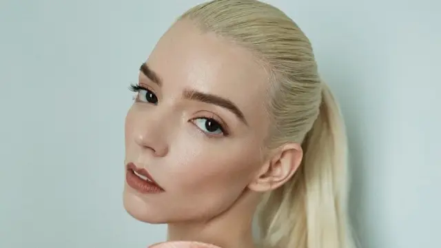 Tampil Glowing Maksimal, Ini Rahasia Makeup Anya Taylor-Joy di Paris Fashion Week