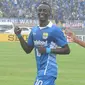 Selebrasi Makan Konate usai usai mencetak gol ke gawang New Radiant, Bandung, Rabu (25/2/2015). Persib menang 4-1 atas tamunya New Radiant di laga perdana AFC Cup 2015 (Liputan6.com/Herman Zakharia)