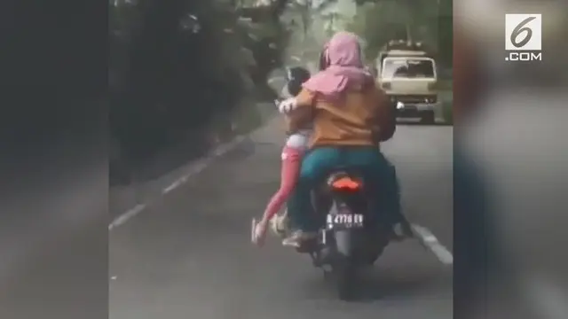 VIDEO: Bahaya, Emak-emak Bonceng Anak sampai Gelantungan