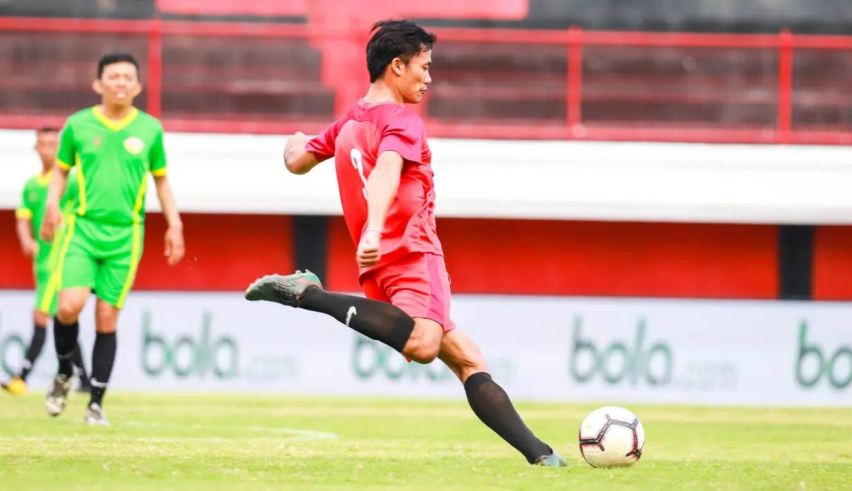 Pemain Jambe FC melepaskan tendangan saat melawan Kupang FC pada laga Liga AYO Bali 2019, di Stadion I Wayan Dipta, Gianyar, Bali, Minggu (30/6). Jambe FC menang 3-2 atas Kupang FC. (Dokumentasi Official)