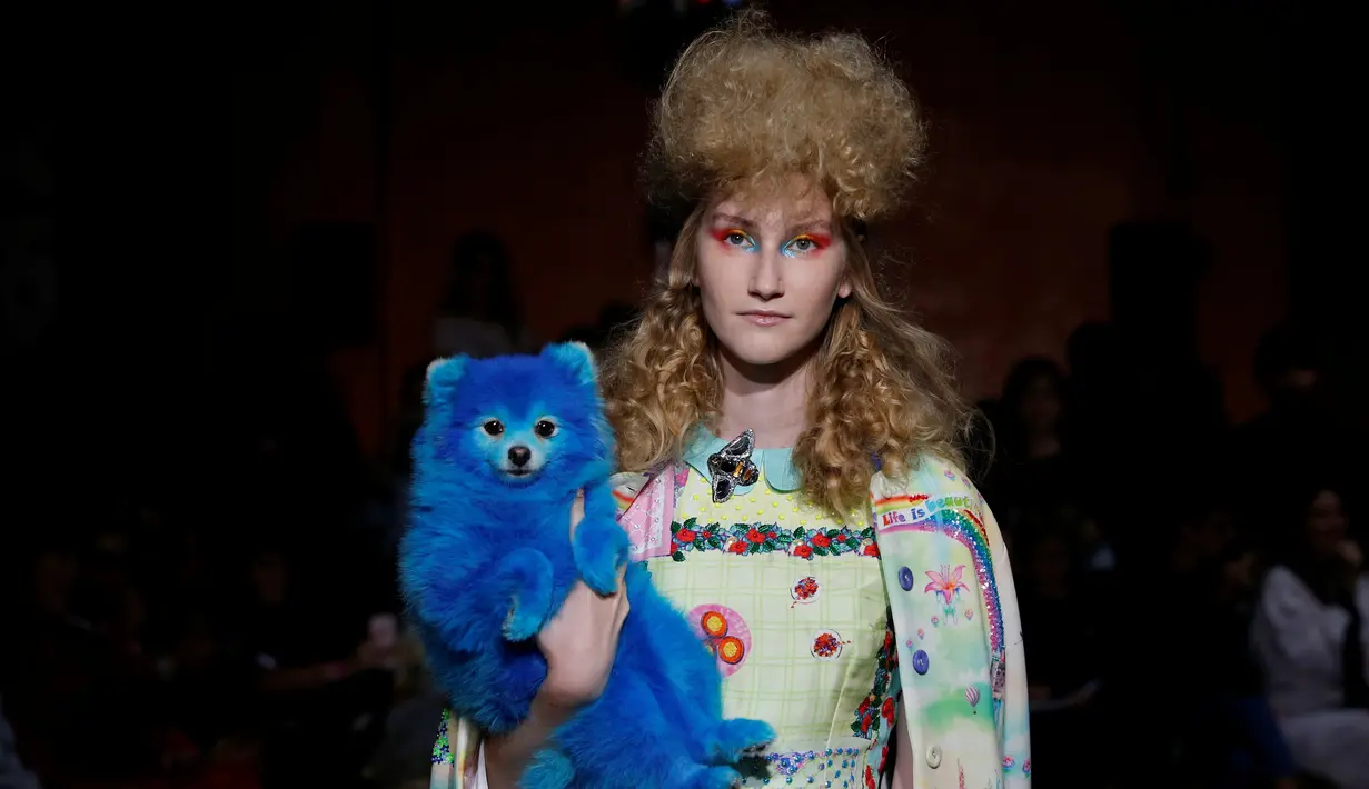 Model membawakan busana Spring/Summer 2017 karya desainer asal India, Manish Arora selama Paris Fashion Week di Paris, Prancis (29/9). Model tersebut tampil dengan gaya rambut yang unik. (REUTERS/Gonzalo Fuentes)