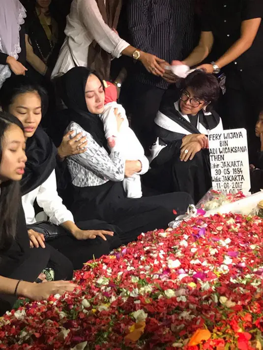 Detik-detik akhir saat sang suami menghembuskan napas terakhirnya tidak disampingnya, hal itulah yang semakin membuatnya merasa kehilangan. Apalagi awalnya Ririn sempat ingin membatalkan rencana umrah. (Instagram/carolinesuwandisung)