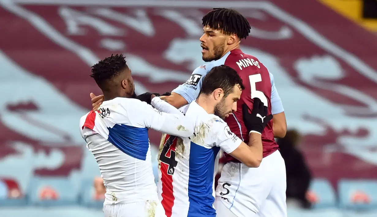 Bek Aston Villa, Tyrone Mings (kanan), terlibat pertikaian dengan striker Crystal Palace, Wilfried Zaha (kiri), dalam laga lanjutan Liga Inggris 2020/21 pekan ke-15 di Villa park, Birmingham, Sabtu (26/12/2020). Aston Villa menang 3-0 atas Crystal Palace. (AFP/Shaun Botterill/Pool)