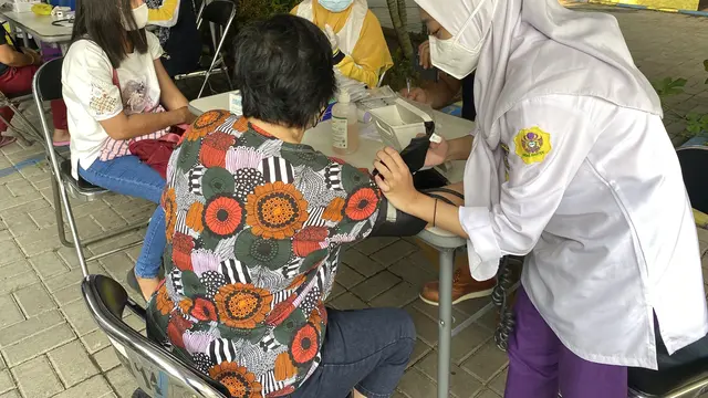 Vaksinasi COVID-19 untuk warga di Kelurahan Koang Jaya, Tangerang, Banten.