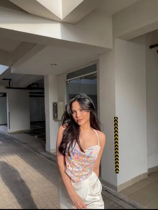 <p>scarf top dengan motif berwarna warni dapat mencuri perhatian banyak orang, lho. (instagram/vinnagracia)</p>