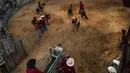 Seorang koboi menangkap anak sapi dalam kompetisi rodeo pameran Peternak Boyeros di Pameran Pertanian Internasional Fiagrop 2022 di Havana, Kuba (8/4/2022). Rodeo di Kuba adalah tradisi yang berusia lebih dari dua abad. (AP Photo/Ramon Espinosa)