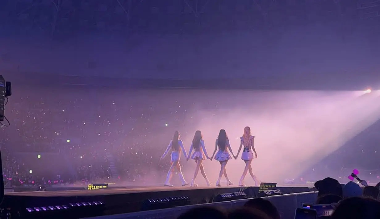 Setelah hampir dua tahun hiatus, BLINK dengan penuh semangat menyaksikan idolanya tampil kembali ke atas panggung. [Foto: Twitter/ @BLACKPINKGLOBAL via Koreaboo]