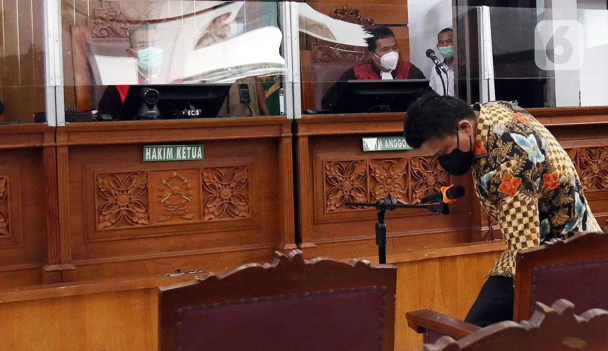 Tersangka kasus pembunuhan berencana Ferdy Sambo bersiap untuk jalani sidang di Pengadilan Negeri Jakarta Selatan, Senin (17/10/2022). Ferdy Sambo bersama tiga tersangka lainnya akan menjalani sidang perdana kasus pembunuhan berencana  terhadap Brigiadir J.(Liputan6.com/Herman Zakharia)