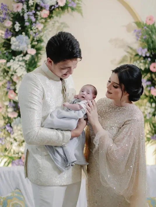 Untuk acara spesial ini, Yasmine dan Aditya kompak mengenakan busana warna nude ivory yang sesuai dekorasi acara akikah. @jnbphotographyofficial.