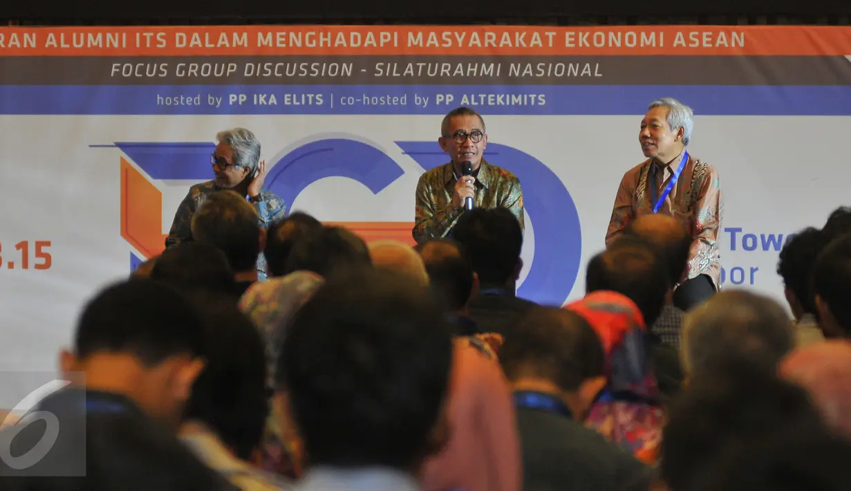 Dirut PT. Pertamina (Persero) Dwi Soetjipto (kiri) dan  Rektor Universitas NU Surabaya Achmad Jazidie (tengah) saat menghadiri Focus Grup Discussion dan Silaturahmi Nasional Ikatan Alumni ITS di Jakarta, Minggu (30/8). (Liputan6.com/Herman Zakharia)
