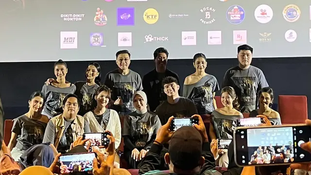 Jajaran produser, sutradara, serta cast dalam konferensi pers dan screening film "Lingsir Wengi Motel Malioboro" di kawasan Jakarta pada (14/10/2026)/ (Liputan6.com/Afradhiya N. R)