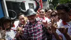 Cawagub DKI Jakarta, Djarot Saiful Hidayat menggenakan topi banteng saat kunjungan ke Jalan Ali Sadikin di Kelurahan Papanggo, Jakarta Utara, Rabu (23/11). (Liputan6.com/Faizal Fanani)