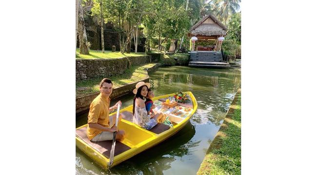 6 Potret Romantis Titi Kamal dan Christian Sugiono Saat Liburan
