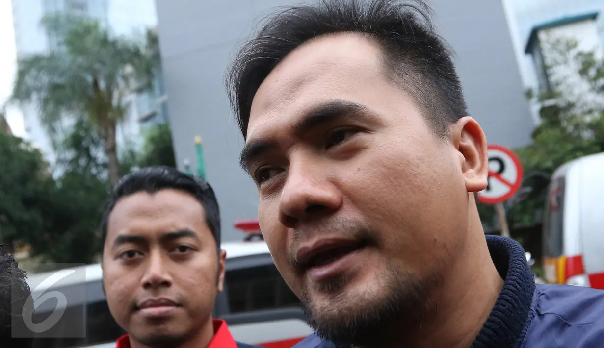 Pedangdut Saipul Jamil memberikan keterangan pers usai saat menjalani pemeriksaan kesehatan di gedung Kedokteran dan kesehatan, (20/2). Saipul Jamil harus menjalani beberapa pemeriksaan dalam kasus pencabulan. (Liputan6.com/Herman Zakharia)
