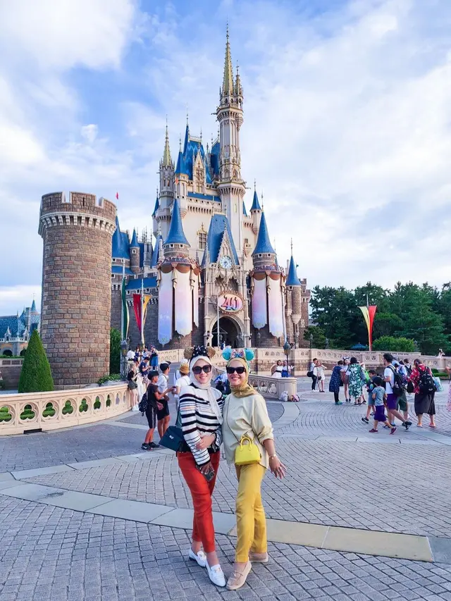 Potret Syahrini bermain di Disneyland Jepang. (Foto: Instagram/princessyahrini)
