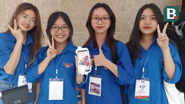 Cewek Vietnam Berfoto dengan Rahmat Erwin Abdullah