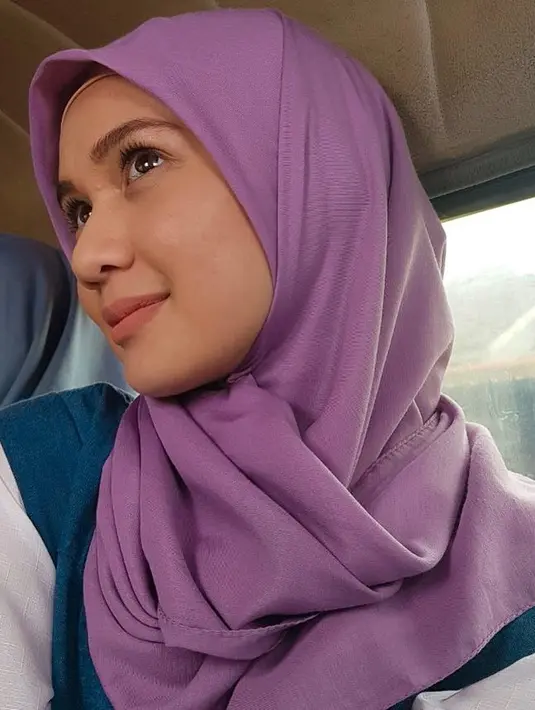 Dea Annisa memilih hijab yang simpel dan sederhana. Seperti saat mengenakan hijab berwarna ungu ini. Kendati demikian, pesona cantik wanita yang dikabarkan dekat dengan Maxime Bouttier ini semakin terpancar. (Liputan6.com/IG/deaaannisa)